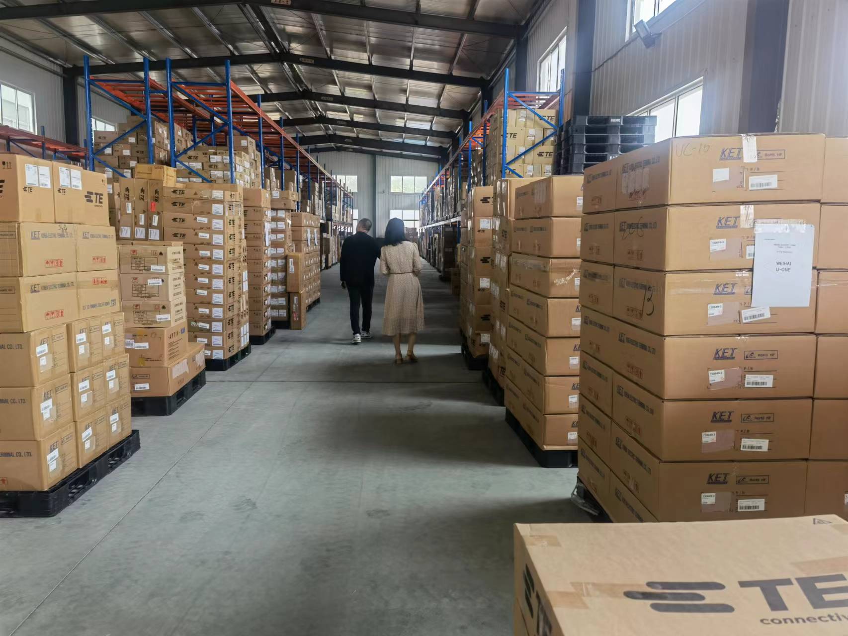 Quality Engineer Performing AQL Sampling Test on Automotive Connectors with Push-Pull Gauge