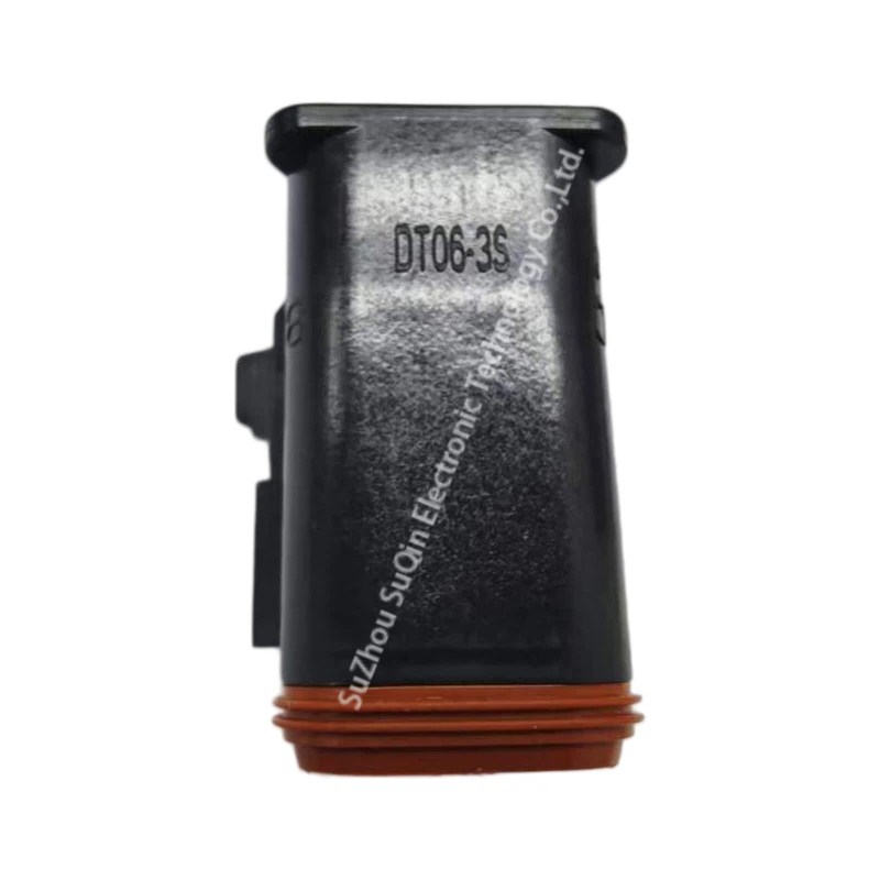 Side profile of xluig DT06-3S-P032 highlighting the secure latch lock mechanism.