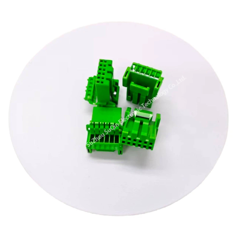 JAE IL-AG5-6S-S3C1 6ポジション緑色メスハウジングのプロフェッショナルヒーロービュー。.