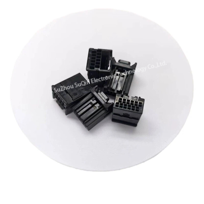 JAE MX34012SF8 12ポジションブラックソケットハウジングの高精細ヒーロービュー。.