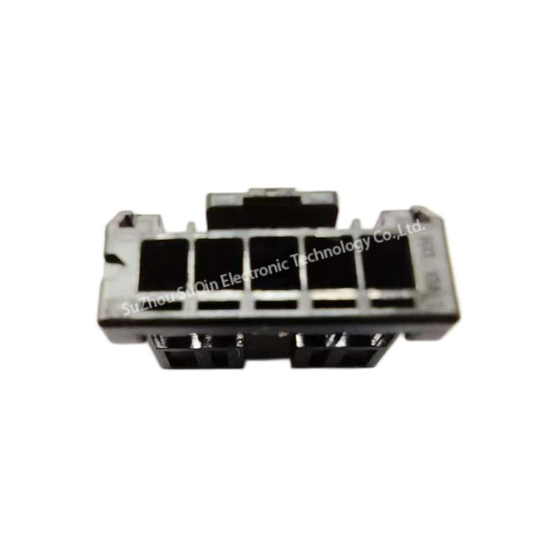 Détail des fentes de verrouillage internes pour une retenue sécurisée des bornes sur Molex 5055700501.