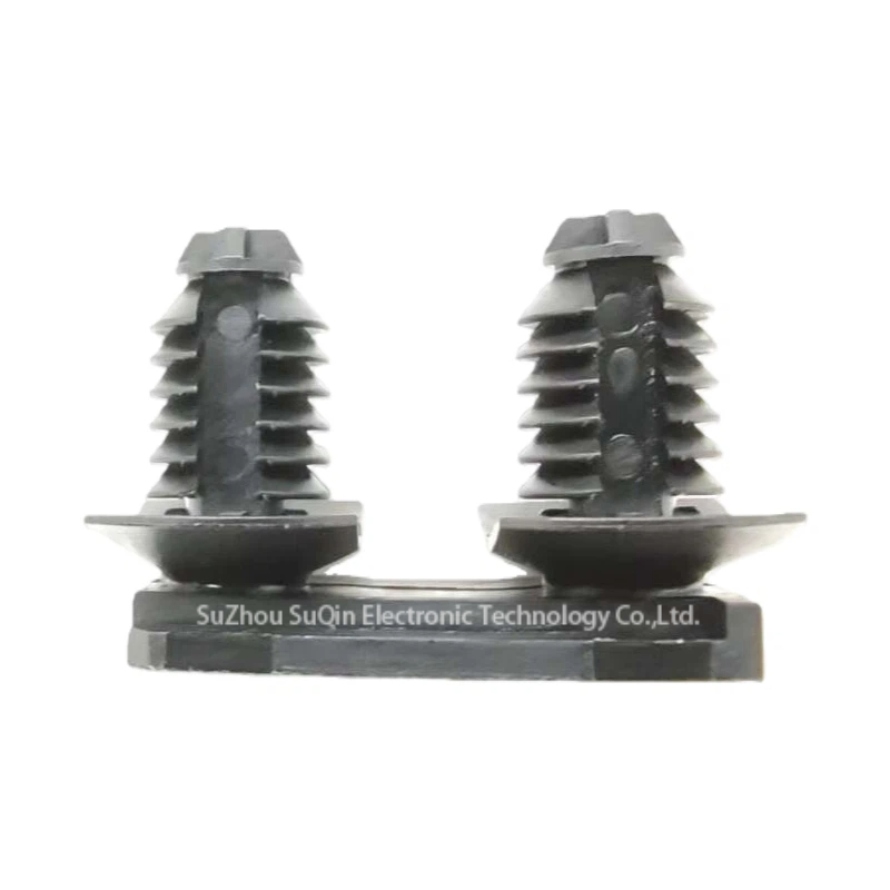 Vue double de la clip PA66 1743455-2 mettant en évidence son design léger et compact pour l'automobile.